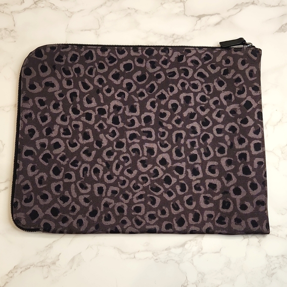 Gucci Leopard Print Large Clutch - Picture 5 of 9